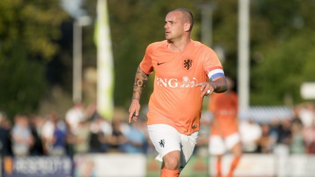 Еще одна бывшая звезда из Нидерландов может вернуться в футбол