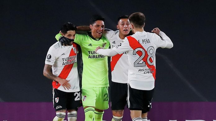 Аргентинский топ-клуб выиграл матч с полузащитником на воротах