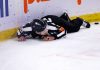 Нетрезвый хоккейный судья несколько раз упал на матче детских команд (видео)