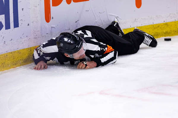 Нетрезвый хоккейный судья несколько раз упал на матче детских команд (видео)