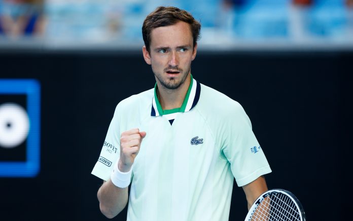 Медведев вышел в четвертьфинал Australian Open-2022