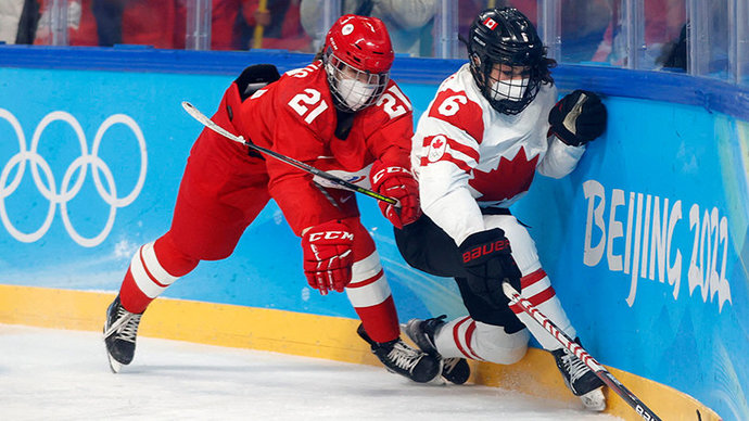 Российские хоккеистки провели матч с Канадой в масках